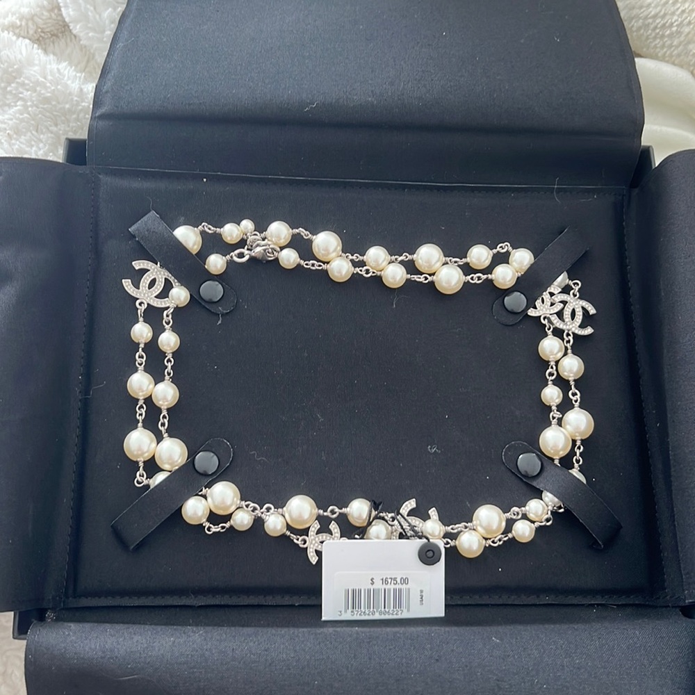 Chanel classic pearl necklace NEW